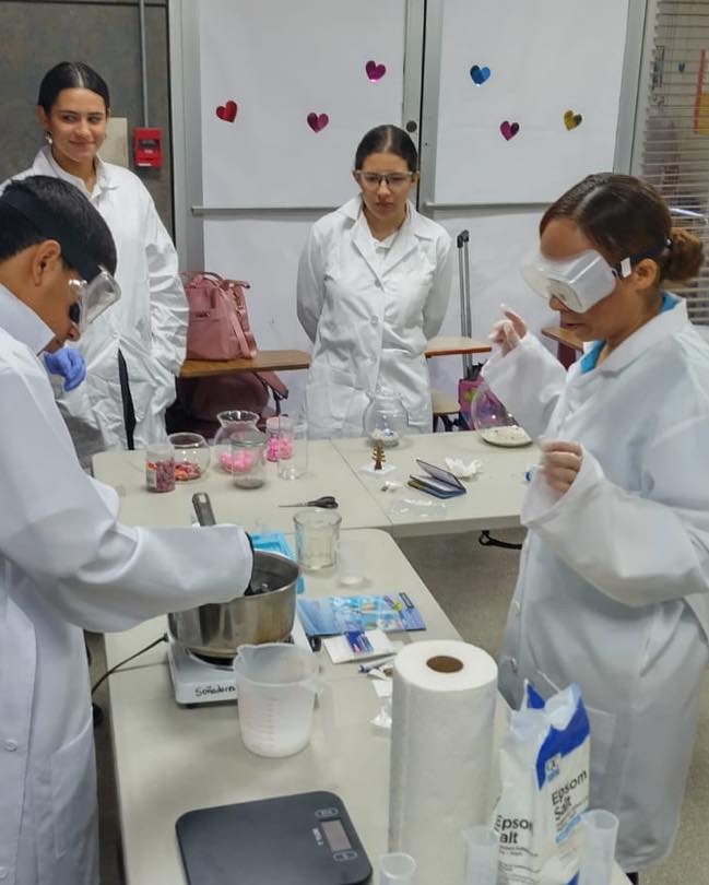 Estudiantes en laboratorio STEM